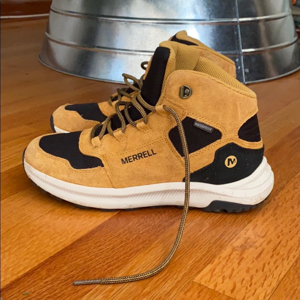 Boys Merrell waterproof hiking boots size 6